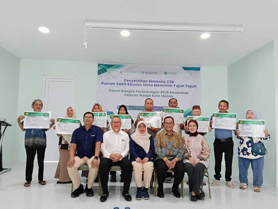 FOTO BERSAMA: Direktur RSKM Mencirim 77 dr Syarifuddin, Kepala BPJS Kesehatan Cabang Medan Yasmin Ramadhana, pemilik rumah sakit Dr H Emir El Newi, manajemen, serta perwakilan warga penerima manfaat BPJS Kesehatan, foto bersama.