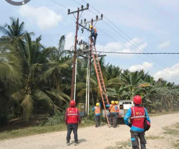 Tim pelayanan teknik melakukan pengecekan dan pemeliharaan jaringan.