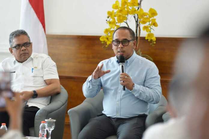 BERI KETERANGAN: Kadis PUPR Sumut Hendra Siregar didampingi Kabid Perencanaan PUPR Sumut, Harry Rizal Hasibuan saat memberi keterangan kepada wartawan di Kantor Gubernur Sumut Jalan Diponegoro Medan, Rabu (28/1)