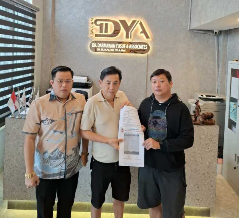 BERDAMAI: Pengacara Dr Darmawan Yusuf SH SE MPd MH (kiri), Johan dan Barliansyah alias Apin (kanan) saat keduanya berdamai.