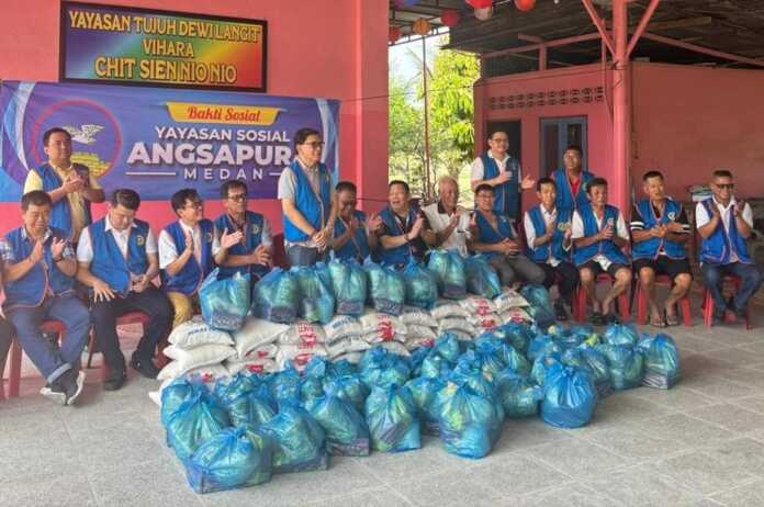SEMBAKO IMLEK: Para Pengurus Yayasan Sosial Angsapura Medan dipimpin Fuad Halimoen, di sela prosesi penyaluran sembako Imlek bagi warga masyarakat Tionghoa di Vihara Chit Sien Nio Nio, Pantai Cermin, Sabtu (31/01/2026).