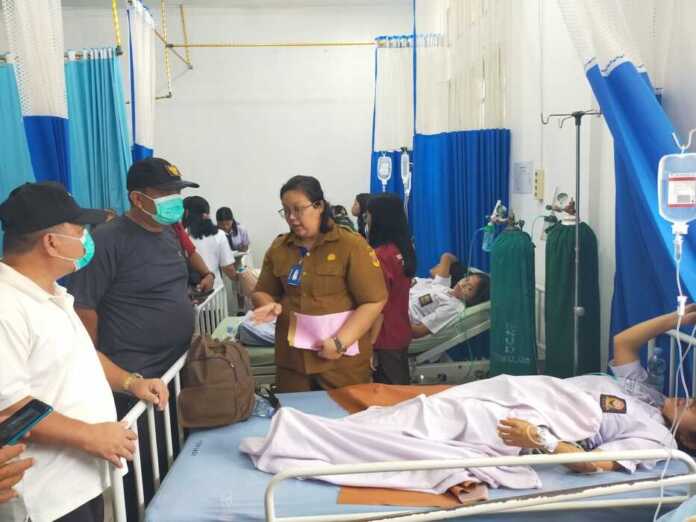 DIDUGA KERACUNAN: Wakil Bupati Dairi Wahyu Daniel Sagala bersama Sekda Surung Charles Lamhot Bantjin, mengunjungi siswa SMK Swasta HKBP Sidikalang, yang dirawat di RSUD Sidikalang setelah diduga keracunan MBG, Selasa (10/2).RUDY SITANGGANG/SUMUT POS.