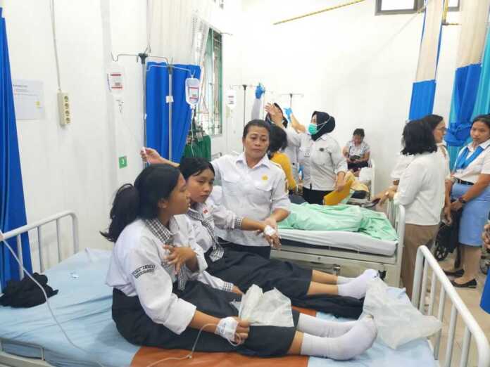 KERACUNAN. Puluhan siswa SMK Swasta Arina Sidikalang dilarikan ke RSUD Sidikalang dan Serenapira diduga karena keracunan setelah menyantap MBG yang didistribusikan SPPG Sidikalang 3, Selasa (10/2). RUDY SITANGGANG/SUMUT POS.