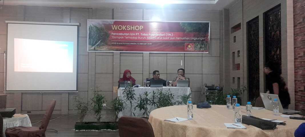WORKSHOP: Para narasumber di acara Workshop Pencabutan izin PT TPL, yang digelar F-Serbundo/ OPPUK, di Hotel Grand Kanaya Medan, Selasa (10/2). Dewi Syahruni Liubis/Sumut Pos