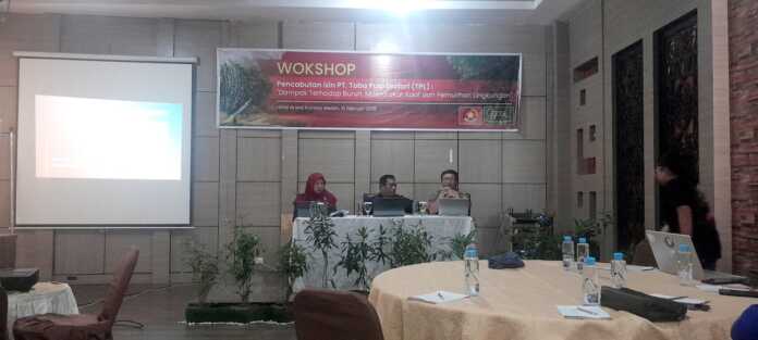 WORKSHOP: Para narasumber di acara Workshop Pencabutan izin PT TPL, yang digelar F-Serbundo/ OPPUK, di Hotel Grand Kanaya Medan, Selasa (10/2). Dewi Syahruni Liubis/Sumut Pos