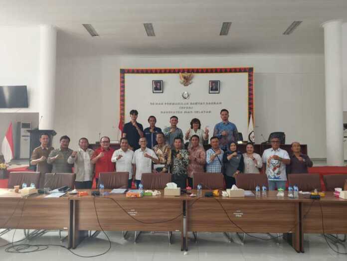 BERSAMA: Ketua DPRD Nisel Elisati Halawa berfoto bersama dengan Ketua Komisi 2, AMAL Nisel, Tokoh Masyarakat Nisel, dan Tokoh Kepulauan Batu.