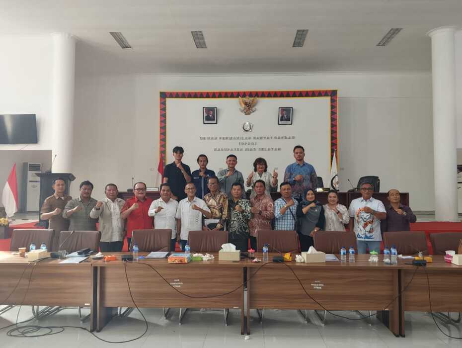 BERSAMA: Ketua DPRD Nisel Elisati Halawa berfoto bersama dengan Ketua Komisi 2, AMAL Nisel, Tokoh Masyarakat Nisel, dan Tokoh Kepulauan Batu.