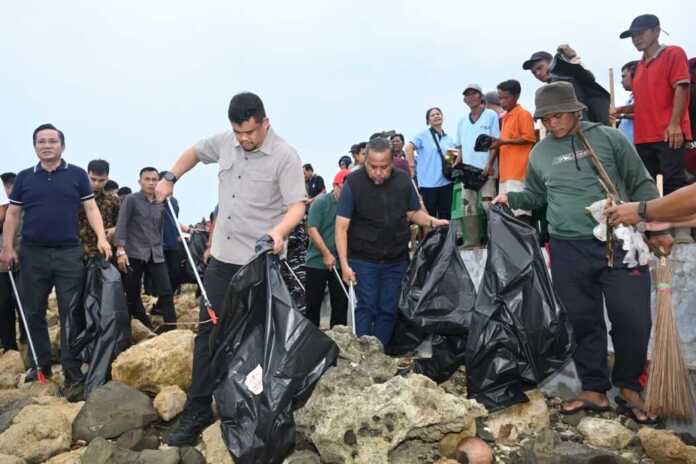GERAKAN KURVE: Gubsu Muhammad Bobby Afif Nasution bersama para bupati dan wali kota se-Kepulauan Nias melaksanakan gerakan kurve di Pantai Sorake Kabupaten Nias Selatan, Jumat (13/2).