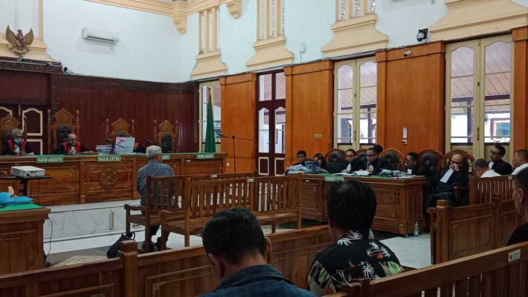 KETERANGAN SAKSI: Saksi dari pihak PTPN I memberikan keterangan disidang korupsi penjualan aset PTPN I ke Ciputra Land, Jumat (13/2).