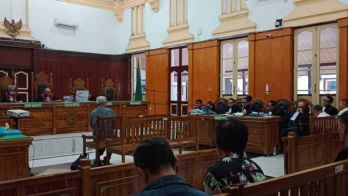 KETERANGAN SAKSI: Saksi dari pihak PTPN I memberikan keterangan disidang korupsi penjualan aset PTPN I ke Ciputra Land, Jumat (13/2).