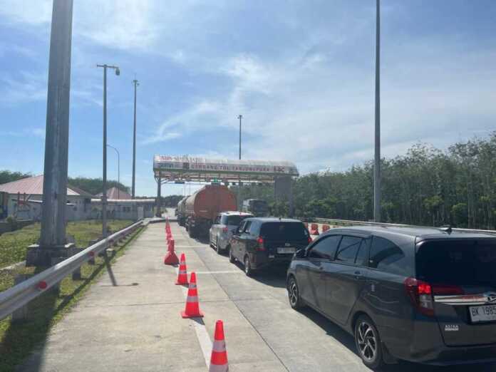 PADAT: Antrean padat kendaraan saat mau keluar dari Gerbang Tol Tanjungpura.(Istimewa/Sumut Pos)