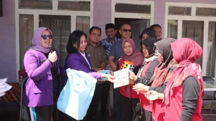 SERAHKAN: Ketua Tim Pembina Posyandu Kabupaten Dairi, Rita Puspita Situmorang didampingi Wakil Ketua, Sri Dewi Manik, menyerahkan bantuan sarana.