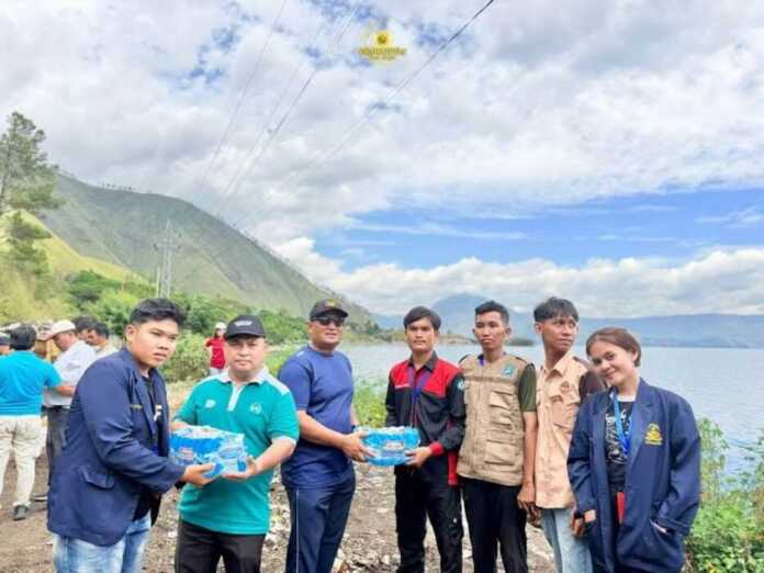 PIMPIN: Wabup Dairi Wahyu Daniel Sagala memimpin kegiatan pembersihan di kawasan Danau Toba Silalahi. (SUMUT POS/istimewa)