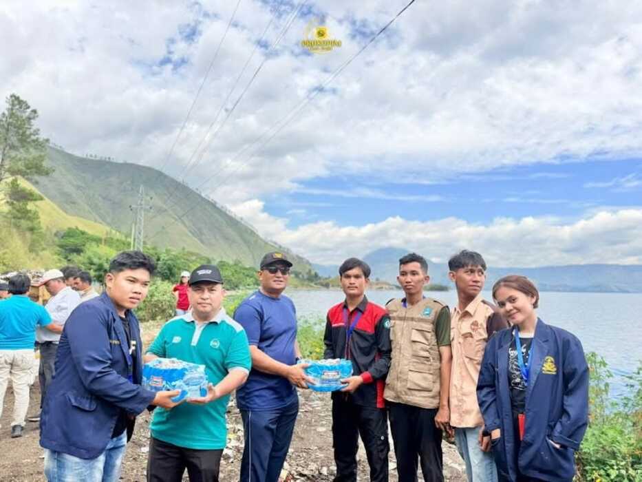 PIMPIN: Wabup Dairi Wahyu Daniel Sagala memimpin kegiatan pembersihan di kawasan Danau Toba Silalahi. (SUMUT POS/istimewa)