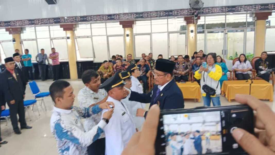 LANTIK: Bupati Dairi Ir Vickner Sinaga saat mengambil sumpah janji jabatan di gedung Balai Budaya Sidikalang, Kamis (25/9) lalu.RUDY SITANGGANG/SUMUT POS.
