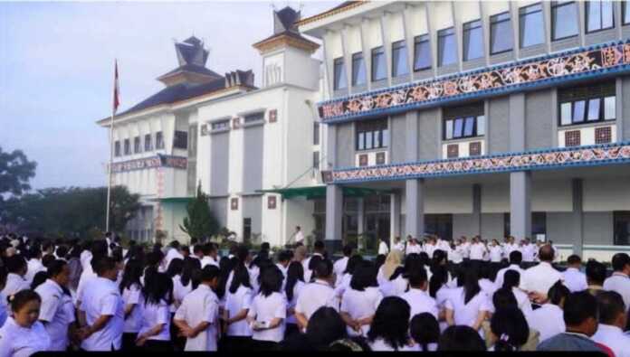 APEL: ASN Pemkab Karo menggelar apel gabungan di halaman kantor bupati