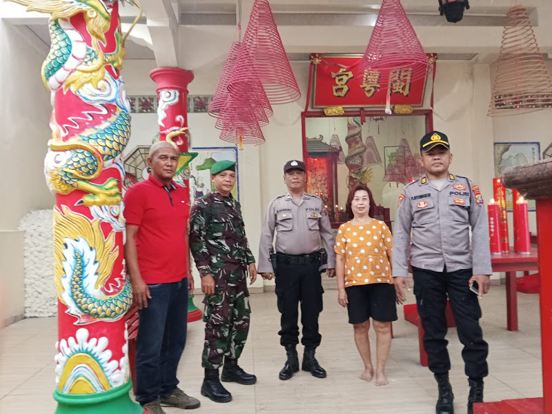 AMANKAN: Personel Kepolisian saat mengamankan perayaan Imlek di Sumut. Istimewa/Sumut Pos