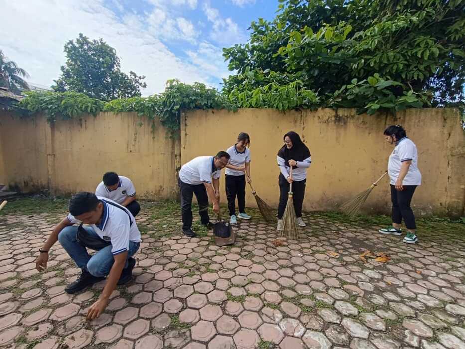BERSIH-BERSIH: Jajaran petugas dan warga binaan Lembaga Pemasyarakatan Kelas IIA Binjai bergotong royong membersihkan Masjid Al-Ikhlas yang berada di dalam area lapas.