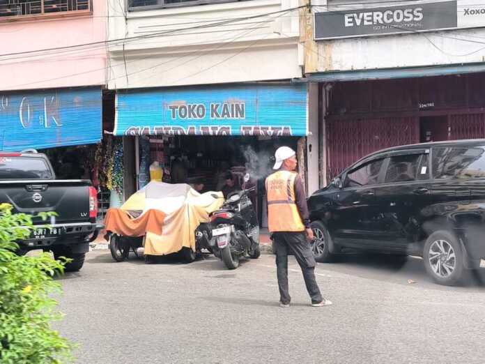 PARKIR: Jukir saat di Jalan Sudirman Binjai.(Teddy Akbari/Sumut)