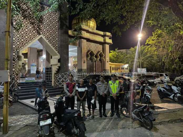 BERJAGA: Polisi sedang melakukan pengamanan di masjid masjid di Sumut.(Istimewa/Sumut Pos)