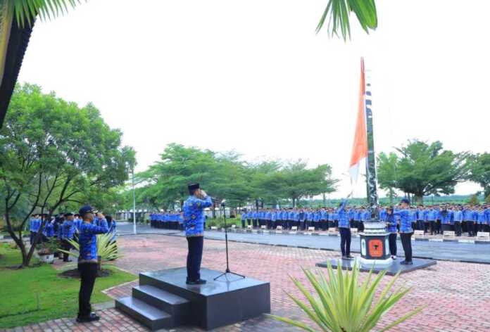 UPACARA: Wabup Labura, Dr H Samsul Tanjung memimpin upacara memperingati HKN di Lingkungan Pemerintah Kabupaten (Pemkab) Laburan di Halaman Kantor Bupati Labura, Rabu (18/2).