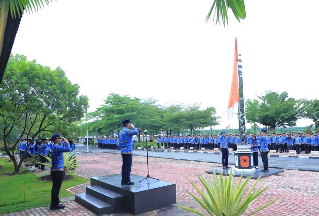 UPACARA: Wabup Labura, Dr H Samsul Tanjung memimpin upacara memperingati HKN di Lingkungan Pemerintah Kabupaten (Pemkab) Laburan di Halaman Kantor Bupati Labura, Rabu (18/2).