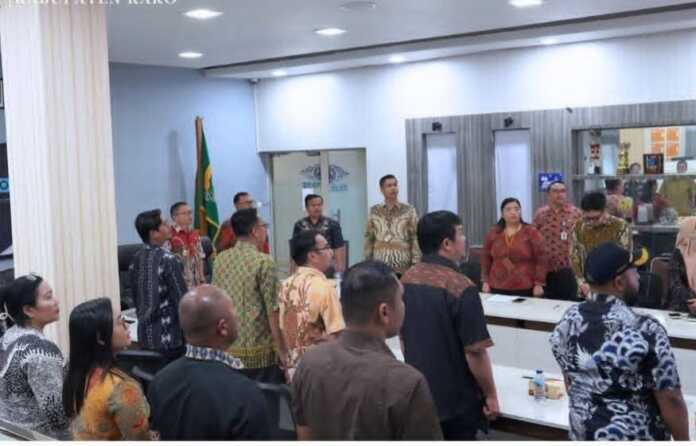 MEETING: Bupati Karo Antonius Ginting dan Komando Tarigan, dalam kegiatan entry meeting.