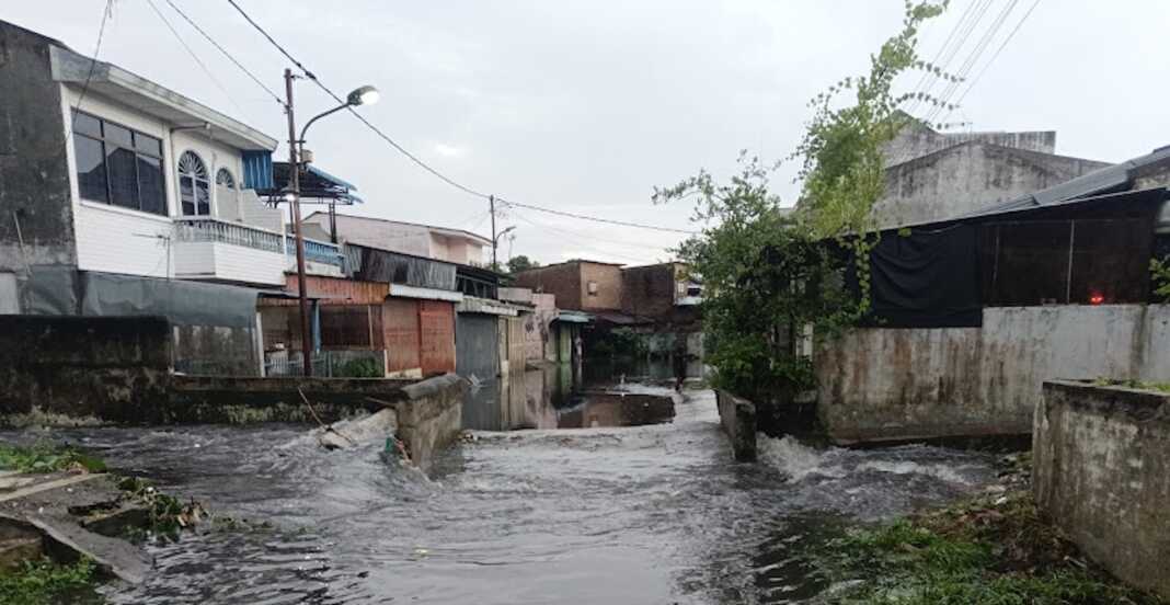 TERGENANG: Pemukiman warga di Kecamatan Medan Maimun tergenang banjir akibat hujan deras yang mengguyur selama dua hari, sejak Rabu (18/2/2026) sore hingga Kamis (19/2/2026).