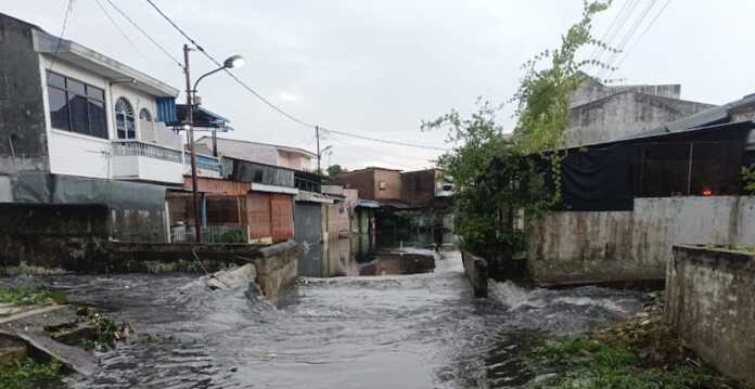TERGENANG: Pemukiman warga di Kecamatan Medan Maimun tergenang banjir akibat hujan deras yang mengguyur selama dua hari, sejak Rabu (18/2/2026) sore hingga Kamis (19/2/2026).