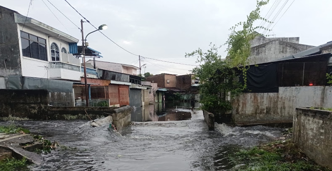 Hujan Deras, Sungai di Medan Meluap