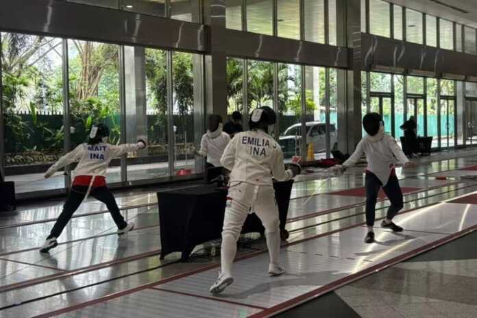 PERSIAPKAN: Atlet anggar putri Indonesia persiapkan diri jelang Kejuaraan Anggar Kadet dan Junior Asia 2026 di JCC Senayan, 20-27 Februari. (Istimewa)