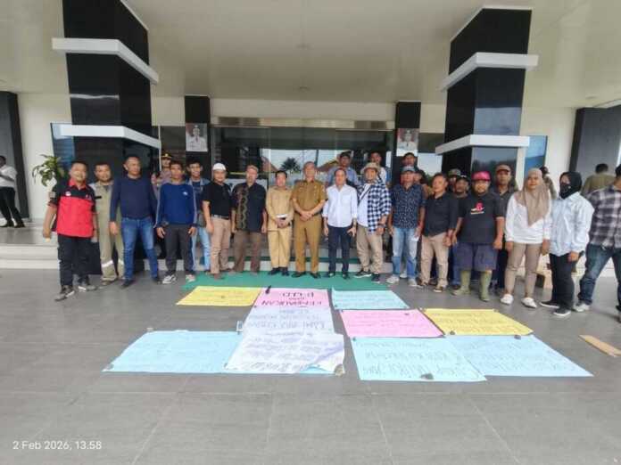BERSAMA: Sekda Kota Tebingtinggi Erwin Suheri Damanik foto bersama massa aksi sebelum membubarkan diri, di depan Gedung Balai Kota Tebingtinggi, Senin ( 2/2) Azan Purba.