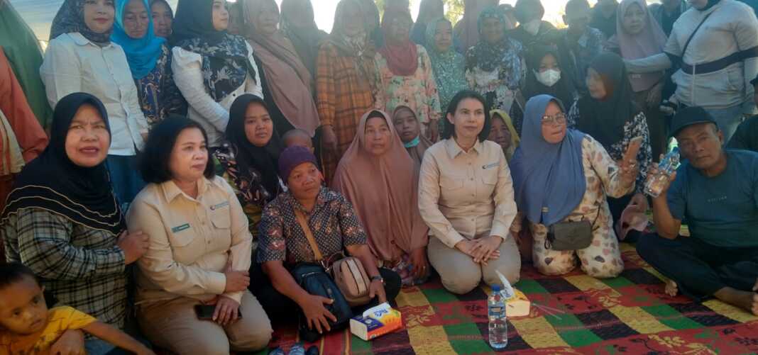 KUNJUNGAN: Kantor Wilayah Kemenkum HAM Sumut mengunjungi korban penggusuran di lahan Padang Halaban, Senin (2/2)