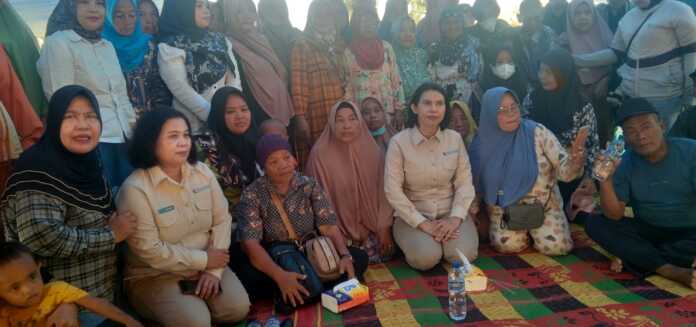 KUNJUNGAN: Kantor Wilayah Kemenkum HAM Sumut mengunjungi korban penggusuran di lahan Padang Halaban, Senin (2/2)