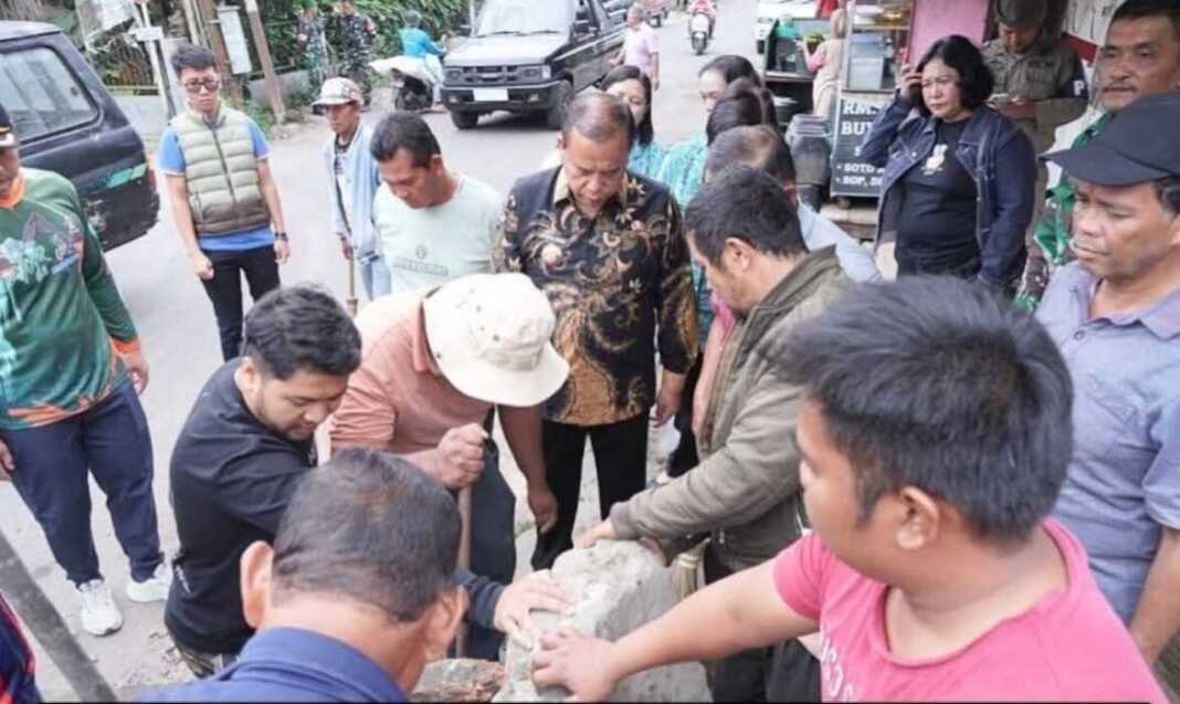 TINJAU: Bupati Karo meninjau kegiatan gotong royong di Tigapanah