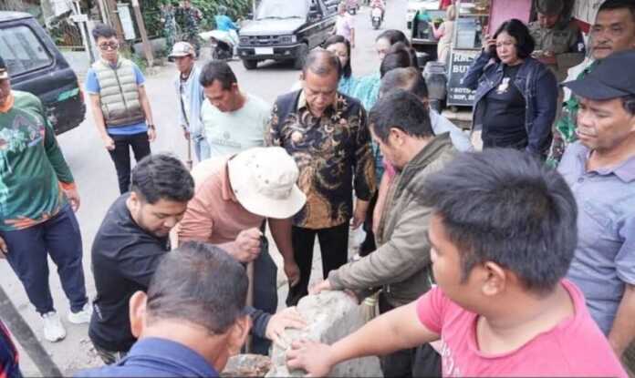 TINJAU: Bupati Karo meninjau kegiatan gotong royong di Tigapanah