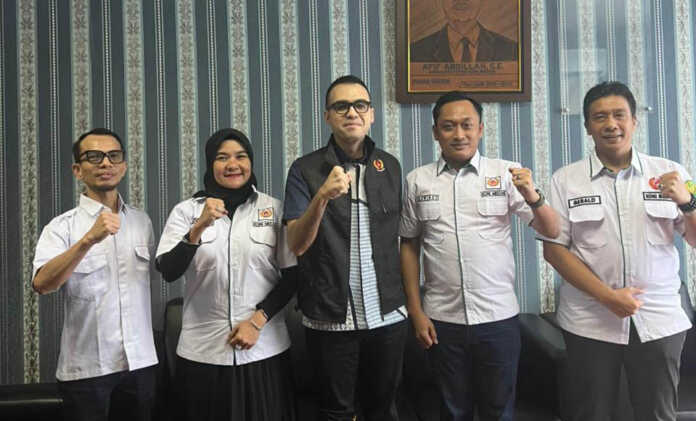 BERSAMA: Ketua Fraksi NasDem DPRD Medan, Afif Abdillah bersama Ketua Umum KONI Medan Aswindy Fachrizal, Ketua Bidang Pembinaan Hukum dan Keolahragaan Gerald Siahaan, Wakil Ketua Bidang Penelitian dan Pengembangan Novita Sari dan lainnya. (ist)