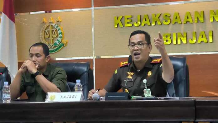 KETERANGAN: Kajari Binjai Iwan Setiawan (kanan) didampingi Kasi Intelijen, Ronald Reagan Siagian (kiri) saat memberi keterangan kepada wartawan.(Teddy Akbari/Sumut Pos)