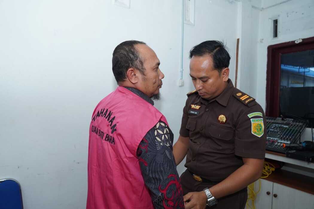 PAPARKAN: Kejaksaan Batubara memaparkan tersangka sekaligus mengenakan rompi kepada tersangka DS, Kadis Kesehatan Batubara, Kamis(19/2).Foto.Liberti H Haloho.