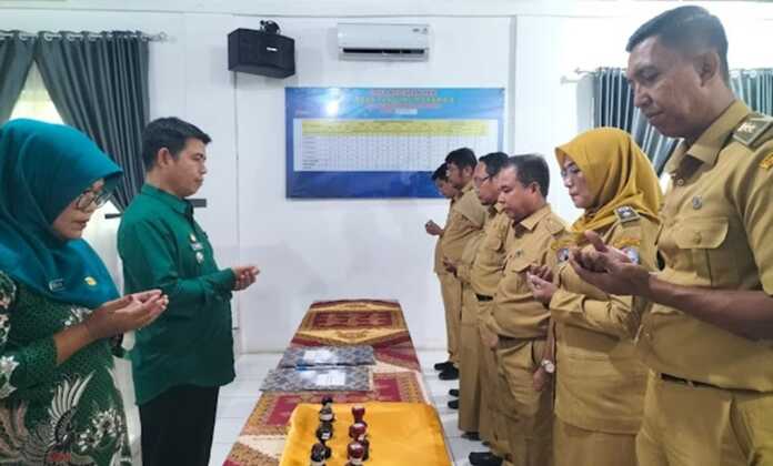 LANTIK KADES: Camat Tanjungmorawa Gontar Syahputra Panjaitan SSTP MM melantik tujuh pelaksana tugas kepala desa menggantikan pejabat lama di Aula Kantor Desa Tanjungmorawa B, Jumat (20/2).