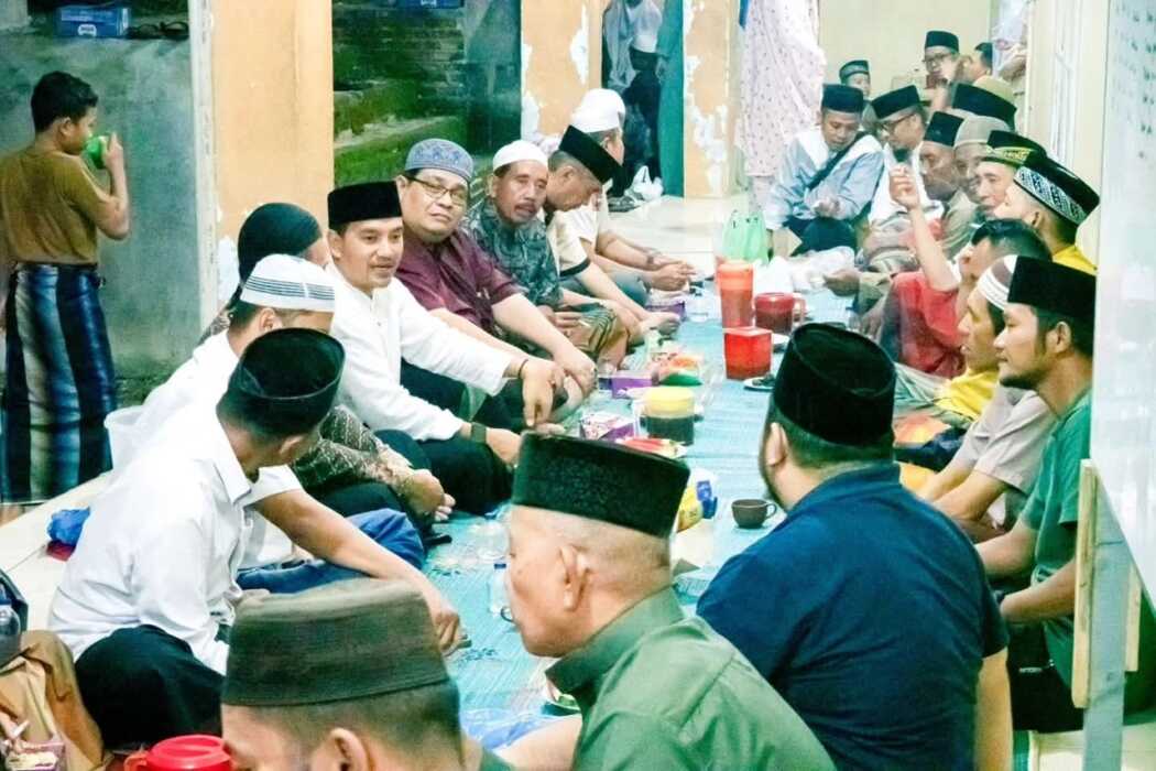 SAFARI RAMADAN: Wali Kota Tebingtinggi Iman Irdian Saragih bersama jajaran Pemerintah Kota Tebingtinggi menghadiri kegiatan Safari Ramadhan di Masjid Al Hikmah, Kelurahan Bandarsakti, Kamis malam (19/2)// azan Purba.