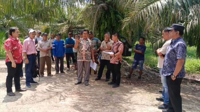 PEMERIKSAAN: Sidang pemeriksaan setempat terkait sengketa lahan di Dusun 5, Desa Karanggading, Kecamatan Labuan Deli, Kabupaten Deliserdang, Jumat (20/2).
