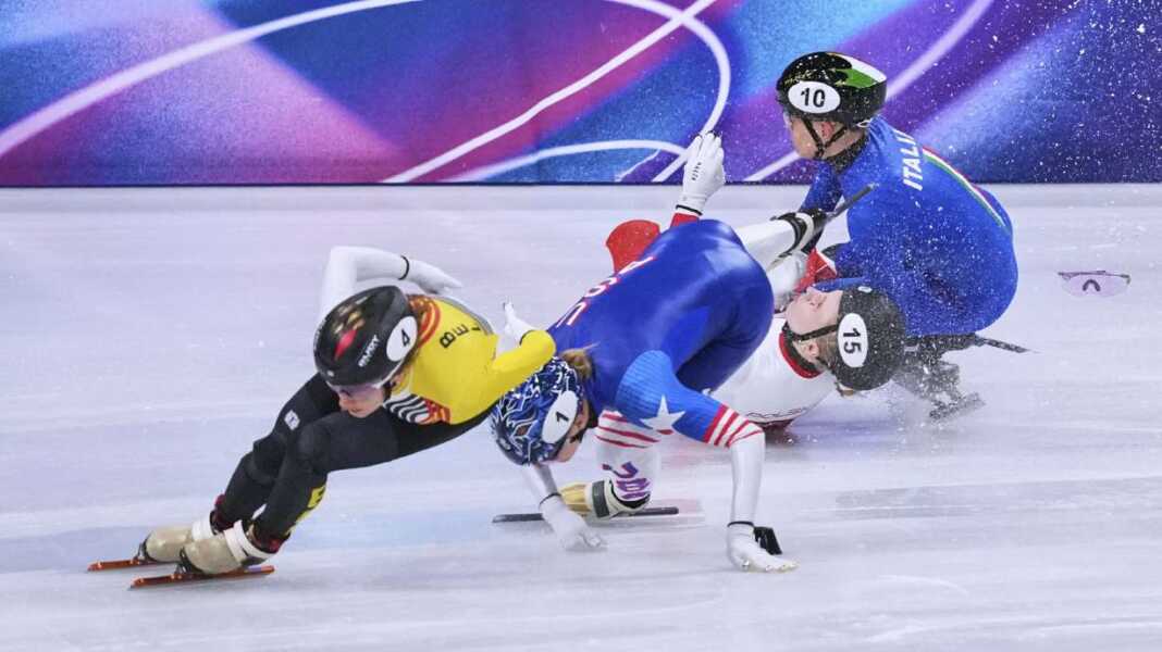 INSIDEN: Insiden ketika Kamila Sellier terkena bilah pisau sepatu es milik rivalnya dalam laga final nomor 1500 meter putri Olimpiade Musim Dingin Milan-Cortina.