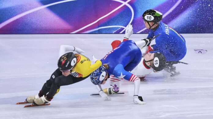 INSIDEN: Insiden ketika Kamila Sellier terkena bilah pisau sepatu es milik rivalnya dalam laga final nomor 1500 meter putri Olimpiade Musim Dingin Milan-Cortina.