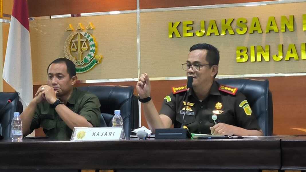 UMUMKAN: Kajari Binjai, Iwan Setiawan (kanan) saat mengumumkan penetapan tersangka Ralasen Ginting kepada insan pers.(Teddy Akbari/Sumut Pos)