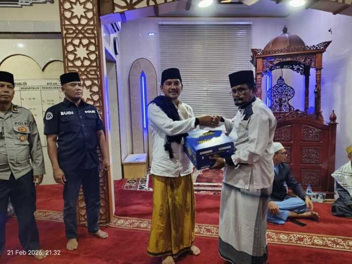 BINGKISAN: Wali Kota Tebingtinggi Iman Irdian Saragih menyerahkan bingkisan tali asih secara simbolis kepada badan kemakmuran masjid (BKM) berupa sarung, gula, kopi, dan bubuk teh di Masjid Istiqomah, Jalan Pulau Sumatera, Kelurahan Tualang, Kecamatan Padang Hulu, Sabtu (21/2)Azan Purba.