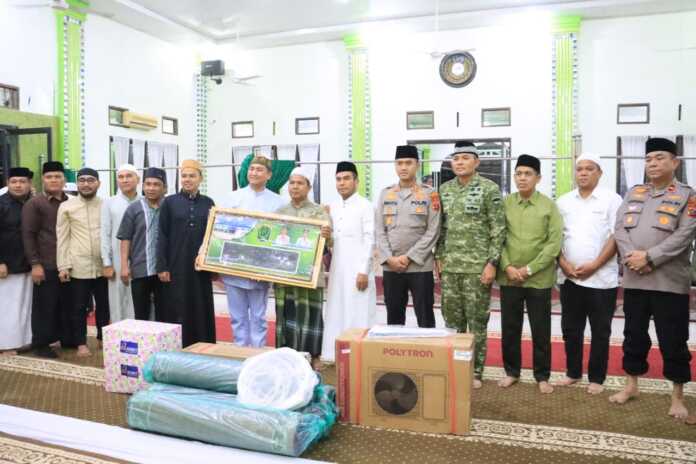 SAFARI RAMADAN: Kapolres Labuhanbatu AKBP Wahyu Endrajaya  bersama Bupati H Hendriyanto Sitorus saat Safari Ramadan di Masjid Syuhada, Dusun Pulohopur, Desa Silumajang, Sabtu (21/2) (Indra/ Sumut Pos)