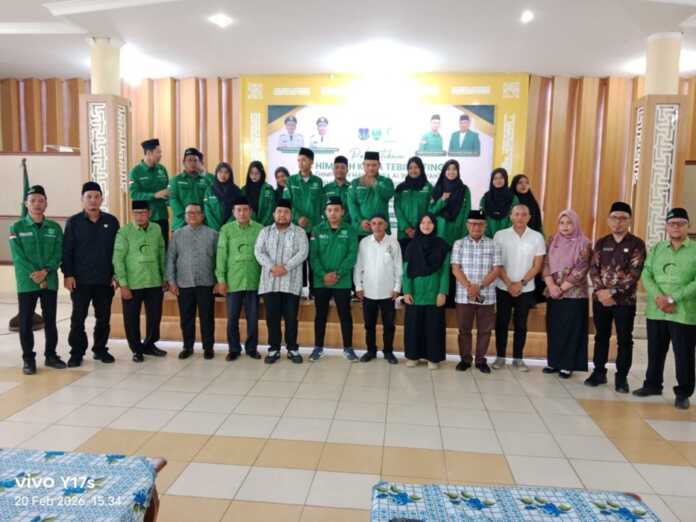 BERSAMA: Pengurus dan kader HIMMAH Tebingtinggi foto bersama Forkopimda dan Ketua Kadin Kota tebingtinggi Muhammad Iqbal, Jumat (20/2)Azan Purba.