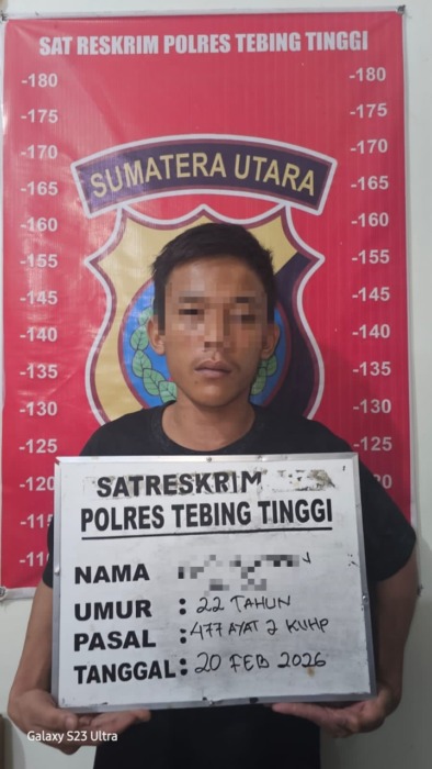 TERSANGKA: Petugas Reskrim Polres Tebingtinggi mengamankan tersangka pelaku curanmor berinisial RF (22), Jumat (20/2). Azan Purba