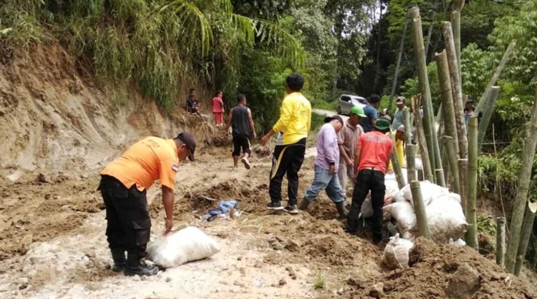 DIPERBAIKI: BPBD Kabupaten Dairi saat memperbaiki jalan amblas di Desa Onan Lama, Kecamatan Pegagan Hilir, Dairi.(SUMUT POS/istimewa)